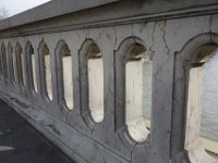 Les colonnettes sont en Corton, calcaire oolithique à grain fin du Bathonien provenant de la Côte d&#39;Or. On y observe de nombreuses traces de terriers. Le dessus du parapet est en Comblanchien (Bathonien).