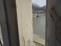 Les deux lignes verticales sont  des joints stylolithiques qui correspondent à des surfaces  où la roche a subi une dissolution sous pression.