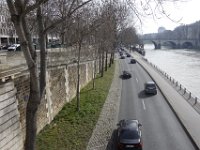 Le mur de la voie sur berge George Pompidou est en meulière, roche siliceuse,  qui alterne avec des pilastres de calcaire.