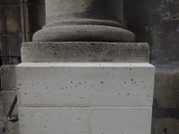 Lors de la restauration de l&#39;église, des moellons de calcaire lutétien  ont été remplacés par d&#39;autres tout neufs provenant de Savonnières en Lorraine et datés du jurassique supérieur.