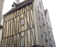 A l&#39;angle de la rue des Barres et de la rue du Grenier-sur-l&#39;eau, une des plus anciennes maisons de Paris construite en 1540.