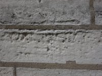 Nombreuses traces d&#39;érosion dans les moellons en calcaire lutétien de l&#39;église.