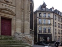 Les marches de l&#39;église Saint-Gervais sont en calcaire jurassique de Bourgogne. L&#39;édifice est en calcaire lutétien de Saint-Leu.