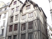 Deux maisons à colombages aux 11 et 13 rue François-Miron dont la construction datent de 1480.
