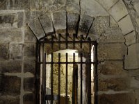 Cette porte donne sur un passage  faisant communiquer le cellier avec la Seine où arrivaient les marchandises à entreposer avant la vente.