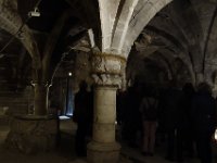 Le cellier est une crypte médiéviale comprenant 3 nefs et 4 travées de chapitaux sculptés de décors géométriques.