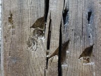 Les entailles sur les poutres servaient à maintenir le plâtre dont on recouvrait le bois pour limiter les risques d&#39;incendie.