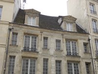 Au 46 de la rue François- Miron la maison du 16 ème siècle repose sur un cellier datant du 13 ème siècle. L&#39;association &#34;Sauvegarde et mise en valeur du Paris historique&#34; nous permet de la visiter. Il s&#39;agit de la maison de ville des moines de l&#39;abbaye d&#39;Ourscamp dans l&#39;Oise.