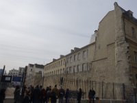 On aperçoit les deux tours distantes de 70 m. La muraille fait 9 m de haut et 3 m à la base. Ce fragment est le plus long et le mieux consevé de toute l&#39;enceinte.