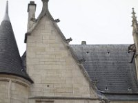 Un boulet lancé le 28 juillet 1830 est encore là, encastré dans le mur.